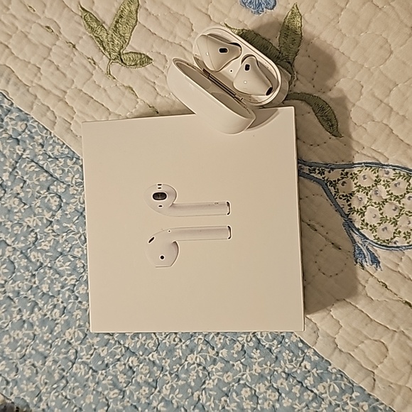 AirPod 2nd Generation Earbuds w/Charging Case - Picture 1 of 2